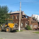 В Барнауле начали сносить 110-летний двухэтажный жилой дом