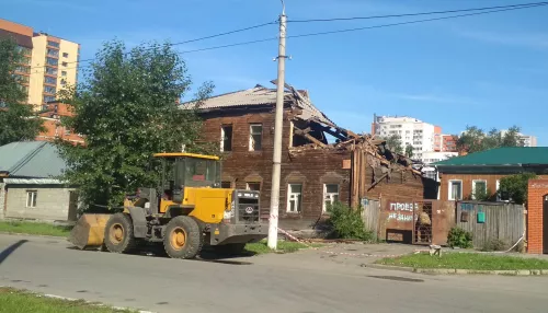 В Барнауле начали сносить 110-летний двухэтажный жилой дом