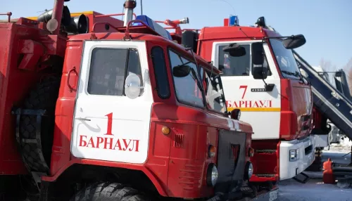 В Барнауле пожарные эвакуируют людей из горящей многоэтажки