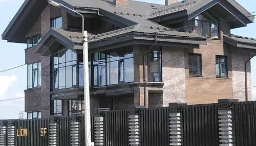 Трехэтажный коттедж за 62 млн рублей продают в клубном поселке Барнаула