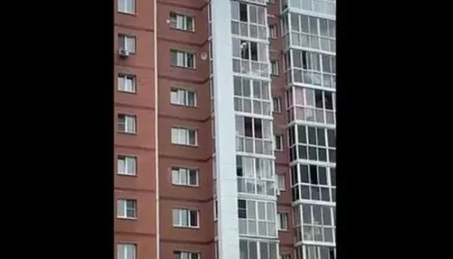 В Иркутске мужчина с ребенком угрожает спрыгнуть с балкона 13-го этажа