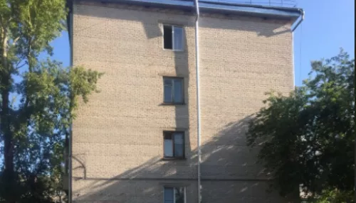 Женщина выпала из окна многоквартирного дома на Потоке
