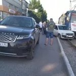 Range Rover сбил водителя трамвая на дороге в Бийске