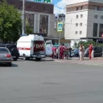 Легковушка сбила двух человек на зебре в центре Барнаула