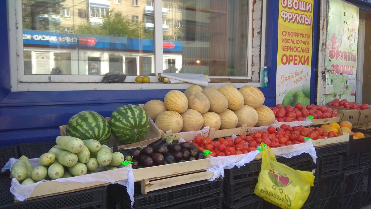 Овощи на рынке у стадиона "Динамо"