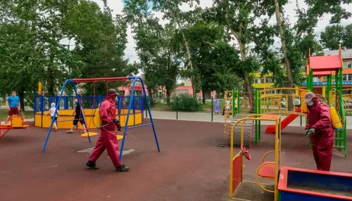 Из-за коронавируса власти Бийска моют с хлоркой детские площадки и тренажеры