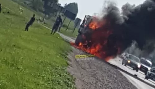 В Барнауле возле Новомихайловского кладбища загорелся груженый КамАЗ