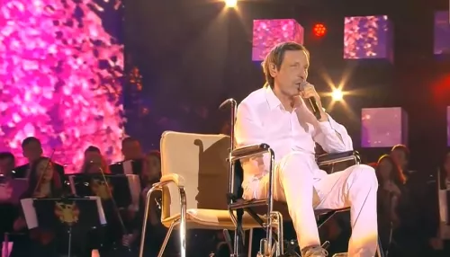 Певец Николай Носков выступил на концерте в инвалидном кресле