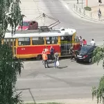 Трамвай протаранил иномарку на переезде в Барнауле