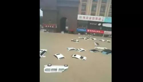 В Китае прорвало плотину и затопило город и метро: есть погибшие