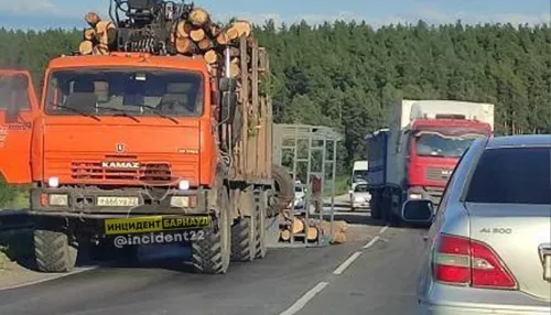 На алтайской трассе опрокинулся прицеп с бревнами