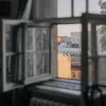 В Барнауле женщина на простынях спустилась из окна шестого этажа