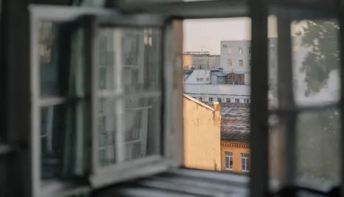 Двухлетний мальчик выпал из окна многоэтажки в Барнауле