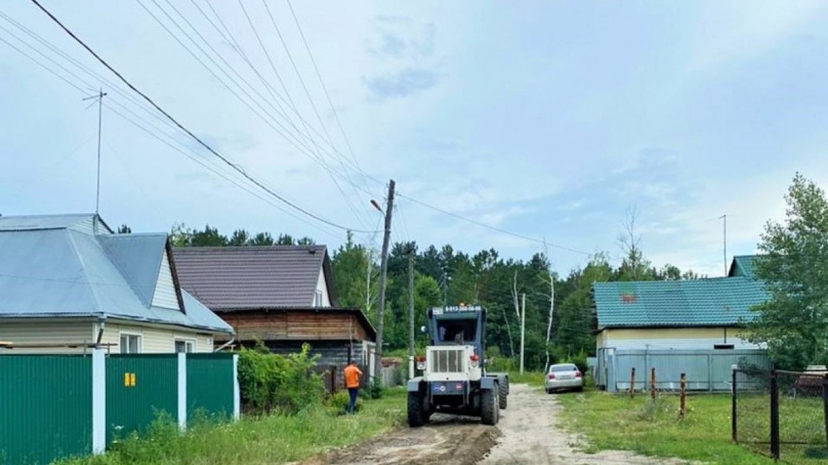 Работы по ремонту дорог в пригородных поселках Барнаула 