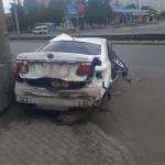 Lexus снес столб и дорожные знаки на Малаховском кольце в Барнауле