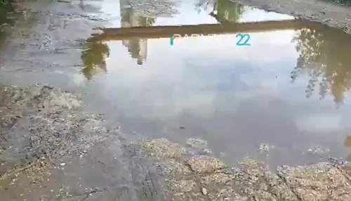В Барнауле из-за опрессовки прорвало трубу с водой