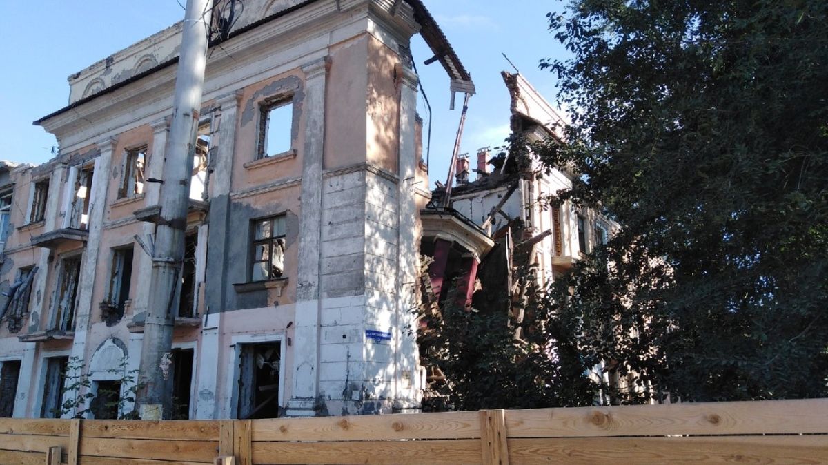 Разрушенный "Дом под шпилем" в Рубцовске
