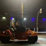 Дорожники по ночам укладывают асфальт на Змеиногорском тракте в Барнауле