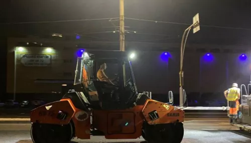 Дорожники по ночам укладывают асфальт на Змеиногорском тракте в Барнауле