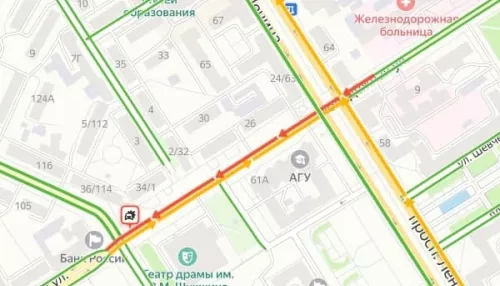 На перекрестке в Барнауле собралась большая пробка из-за ДТП