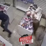 В Кузбассе продавец интим-салона прогнала грабителя фаллоимитатором