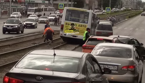 В Барнауле около Нового рынка маршрутка заехала на трамвайные пути
