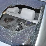 На Алтае таксисту воткнули топор в иномарку и забросали камнями