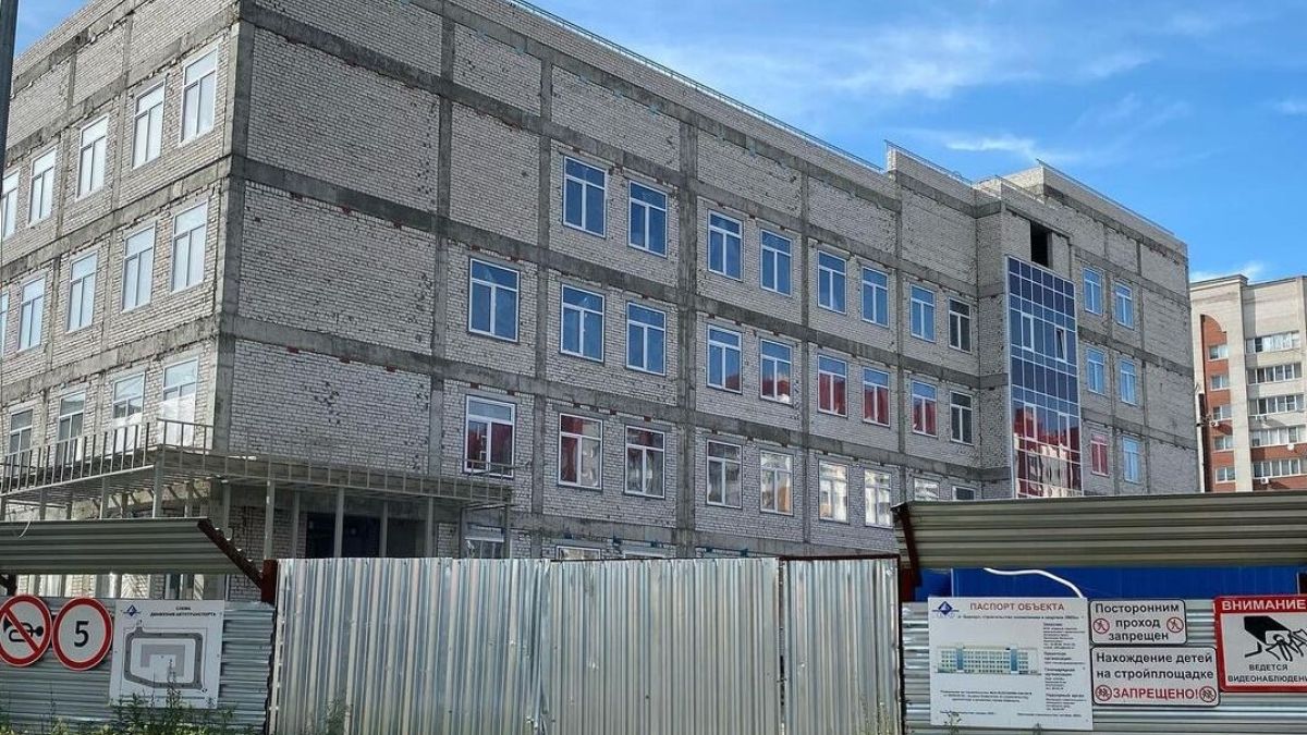 Строящаяся поликлиника №14 в Индустриальном районе Барнаула