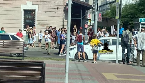 В Барнауле у ЦУМа на пешеходном переходе сбили велосипедиста