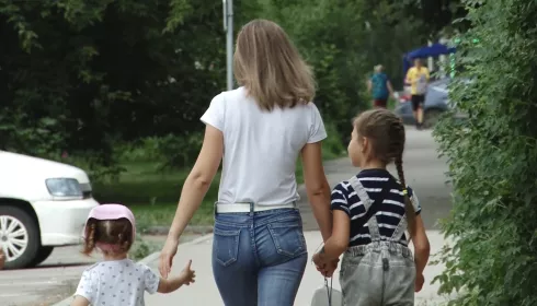 Барнаульские родители жалуются, что дети не могут попасть в школу рядом с домом