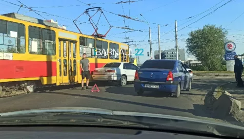 Легковушка притерла трамвай на Новом рынке в Барнауле