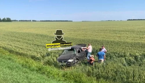 Легковой автомобиль перевернулся на трассе в Алтайском крае