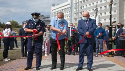 В Барнауле ко дню ВДВ торжественно открыли Сквер десантников