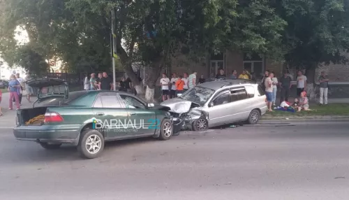 Ребенок пострадал в лобовом столкновении двух автомобилей в Барнауле