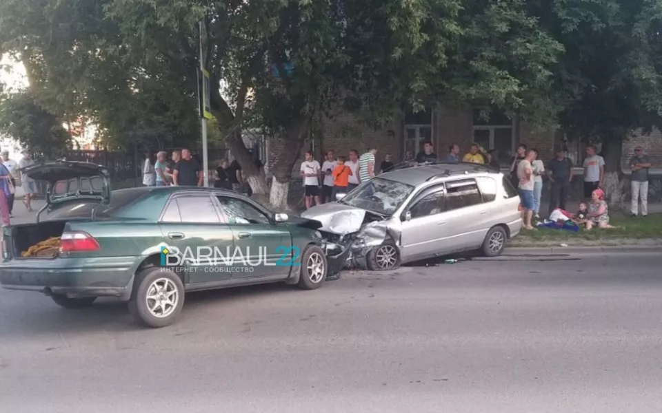 Ребенок пострадал в лобовом столкновении двух автомобилей в Барнауле