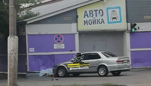 В Барнауле автомобиль впечатал пешехода в стену здания