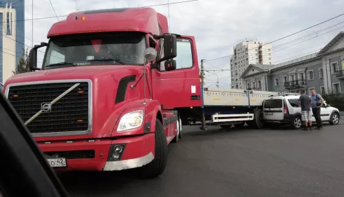 В Барнауле фура перекрыла проспект Красноармейский из-за ДТП