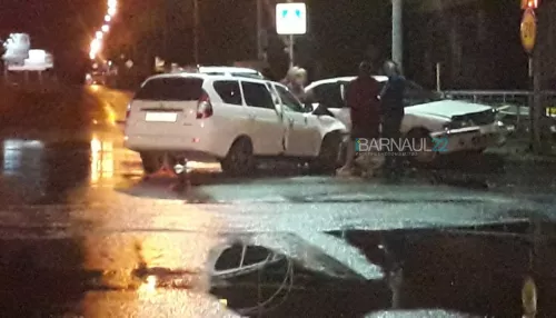 Иномарка снесла дорожный знак после ДТП в Барнауле