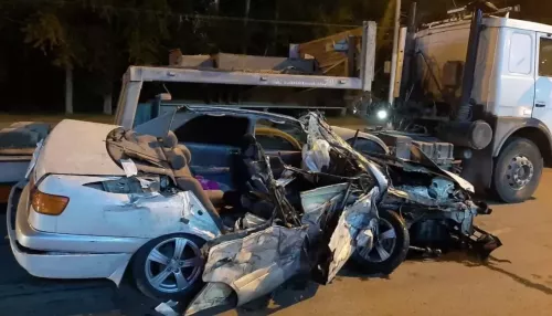 В Новосибирске водитель Toyota погиб, врезавшись в грузовик на обочине