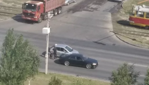 Учебный автомобиль подвернул колесо после ДТП в Барнауле