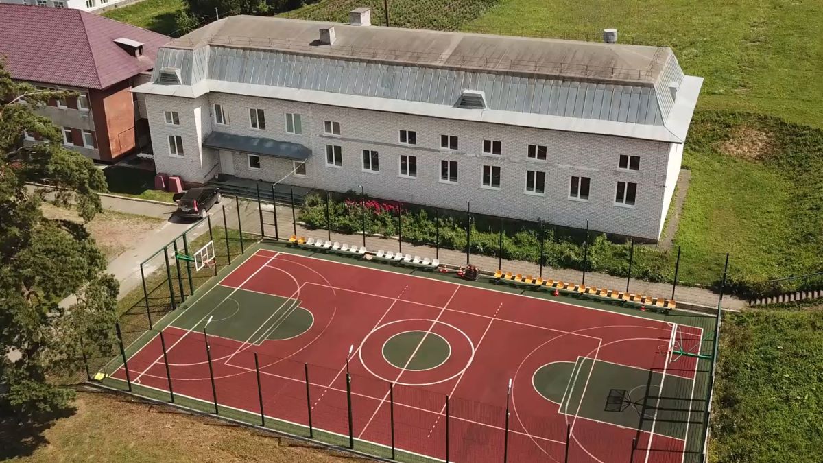 Школа и спортивная площадка