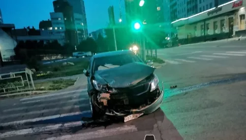 Автомобиль такси разбился на перекрестке в центре Барнаула