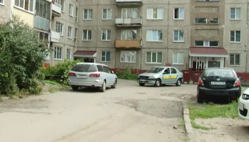 Жители дома в Барнауле собственными силами заделали дорожные ямы