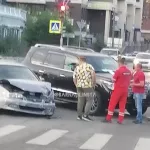 Lexus протаранил автомобиль на перекрестке в центре Барнаула