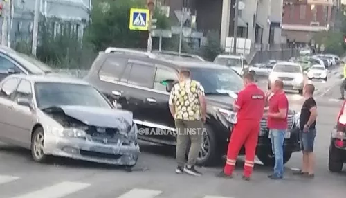 Lexus протаранил автомобиль на перекрестке в центре Барнаула