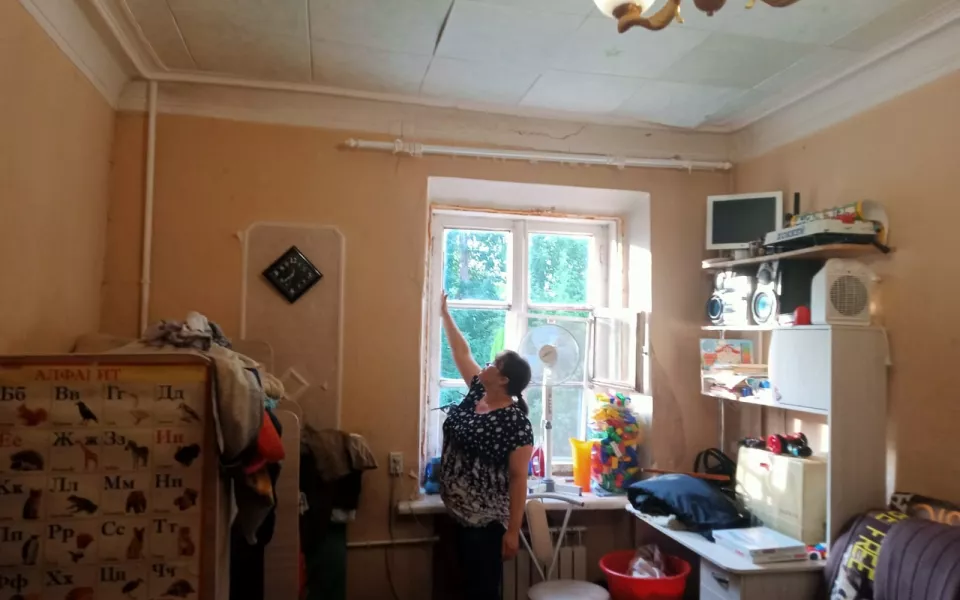 Жители разрушающегося барнаульского общежития боятся не проснуться под завалами