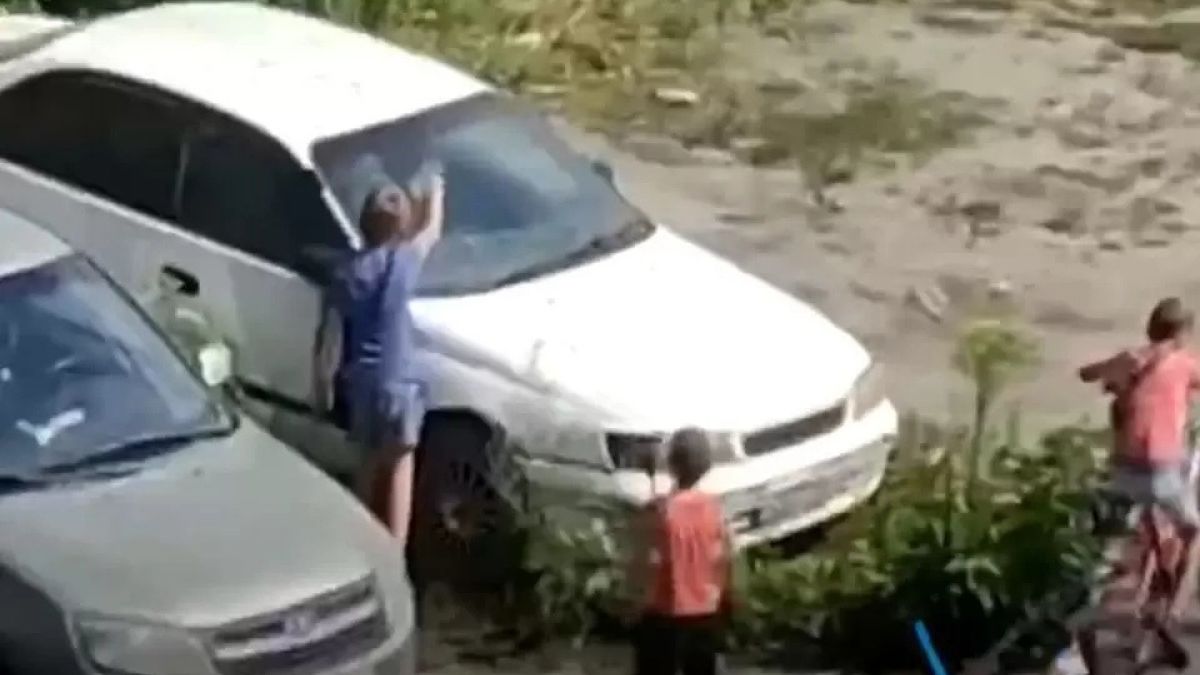 Подростки бьют машину