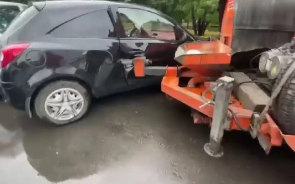 Оторвавшийся прицеп протаранил автомобили в центре Барнаула