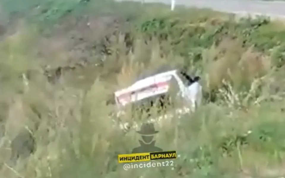 Автомобиль улетел в кювет после ДТП возле барнаульского поселка