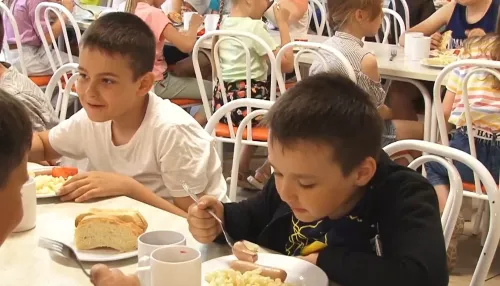 Школьникам из алтайского села приходится обедать в местном кафе